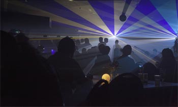 Disco mit vielen Menschen